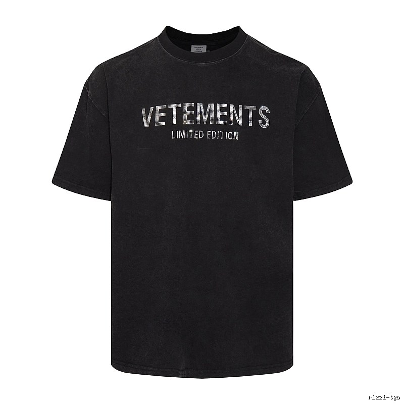 Logo Detail Statement graphic T-shirt Black Colorful Lucky with Relaxed Feel