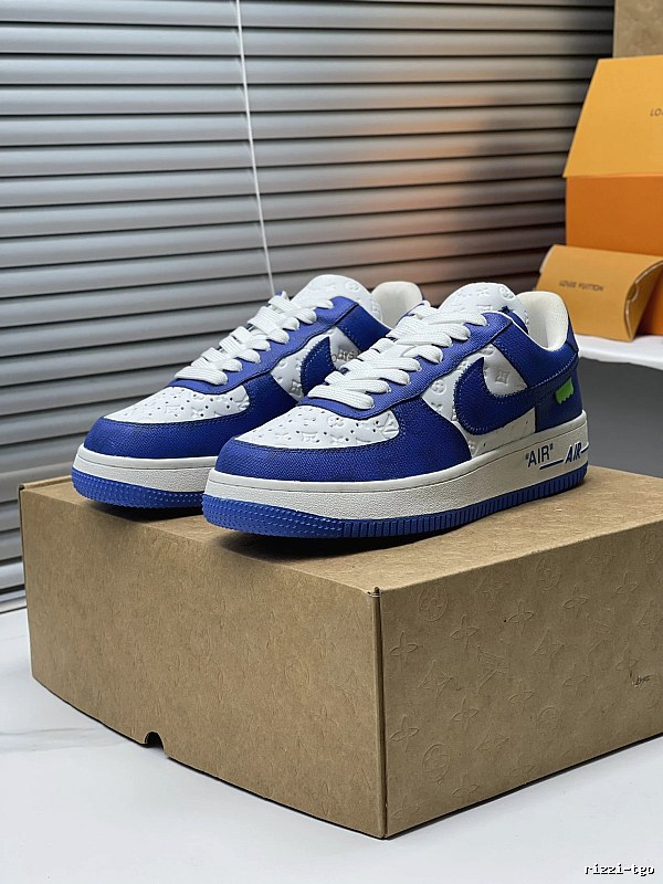 Nike Low-top Sneaker with Blue Detail