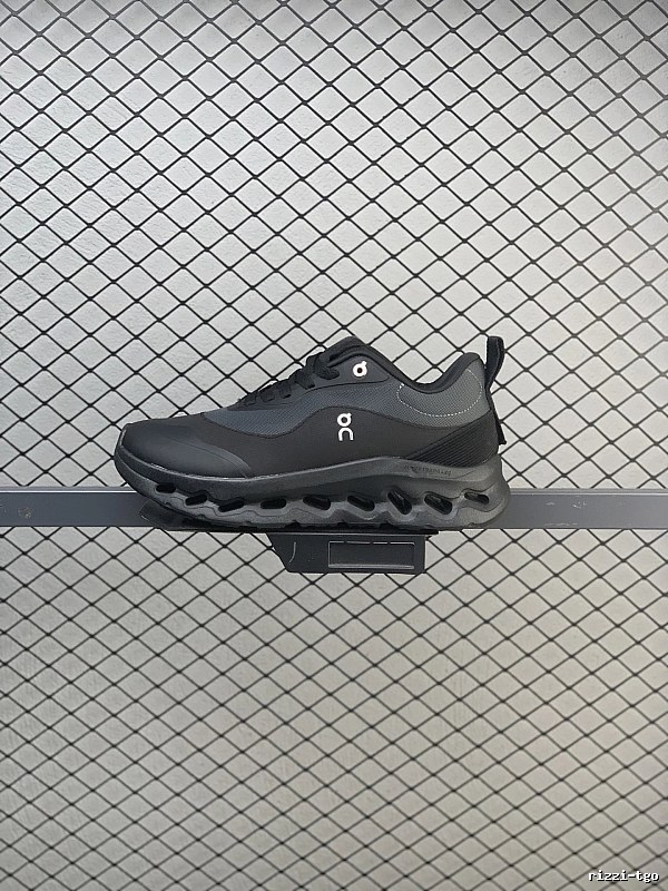 On Cloud Runners, Black and Technical Side Panels