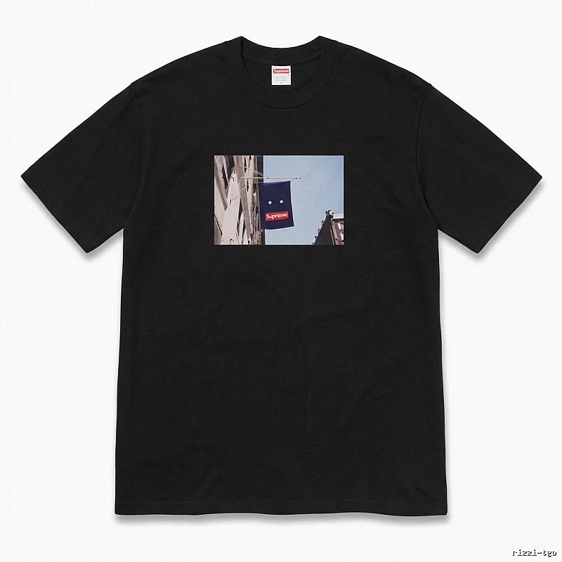 Supreme street scene style black T-shirt